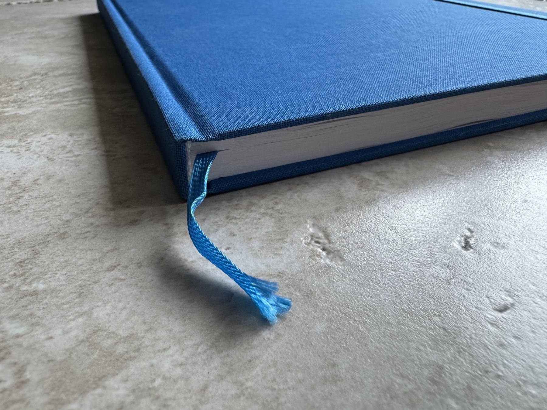 Blaues Leinen-Hardcover-Notizbuch mit Leseband Blaues Leinen-Hardcover-Notizbuch mit Leseband